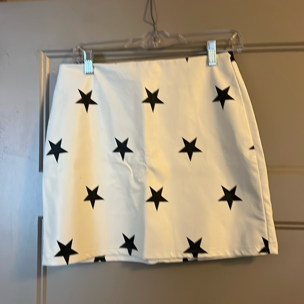 (Make a reasonable offer and it’s yours) 
Cute leather skirt from Le Lis.